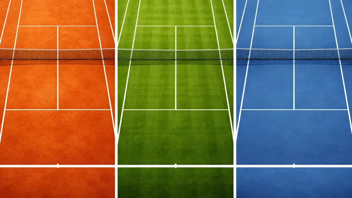 Drei verschiedene Tennisplaetze nebeneinander zeigen Sand, Rasen und Hartplatz